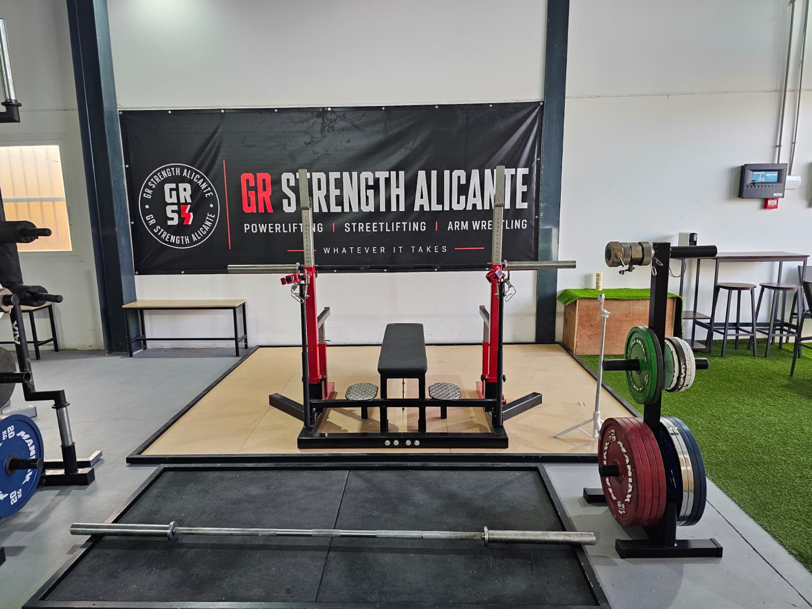 Tarima y rack de competición de GR Strength Alicante