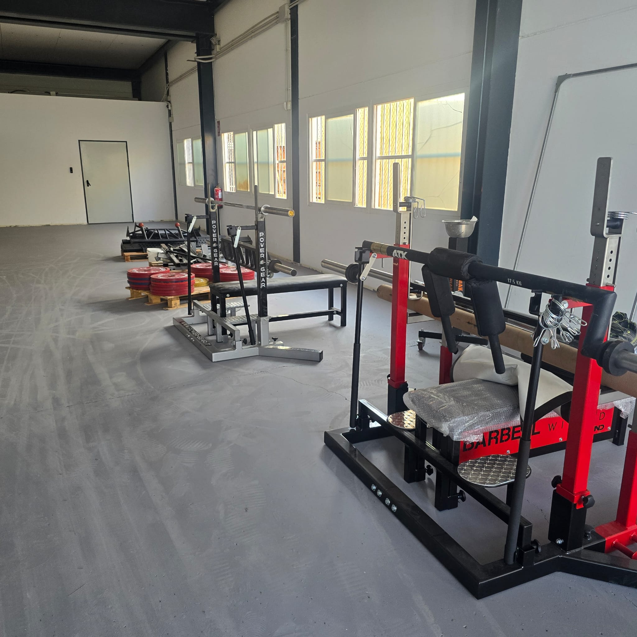 Racks y bancos de la sala de entrenamiento